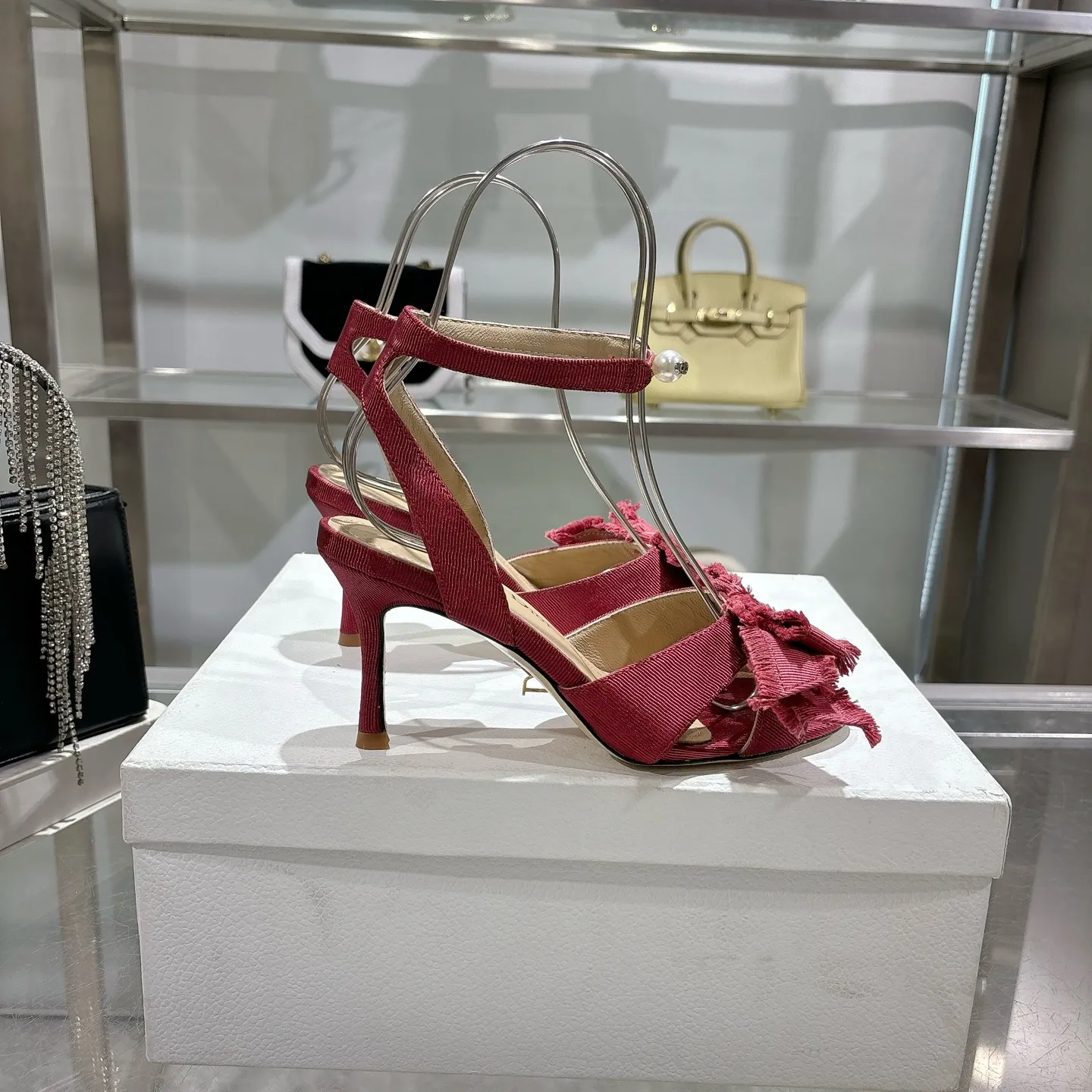 👟👟Ex-factory price 520👟👟 🎆Fringed webbing women's shoes Dior Dior 2024 spring and summer catwalk new Adiorble women's shoes CD star's same fashion tassel bow square head pearl letter logo hardware buckle high-heeled hollow sandals The top high-end version on the market Upper: original customized tassel grosgrain Lining: sheepskin lining foot pad Outsole: Italian leather outsole Heel height: 8.5cm Size: 34-41 (34.40.41. Customization is non-refundable)